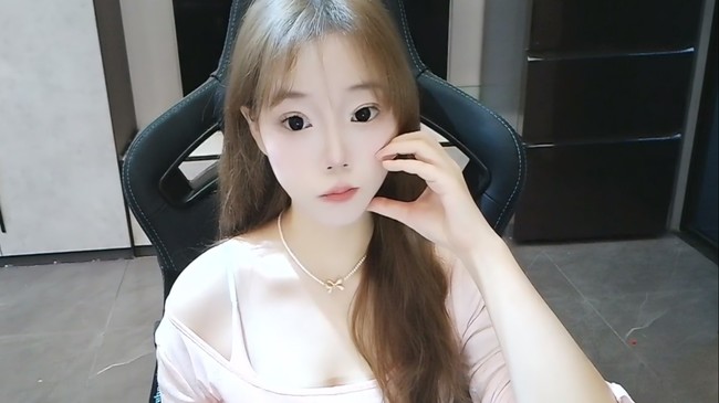 小覓烽星秀直播_小覓烽視頻直播 - 虎牙直播