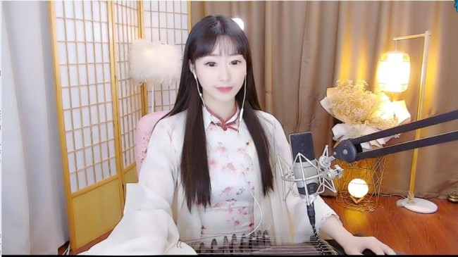 弹琴听曲